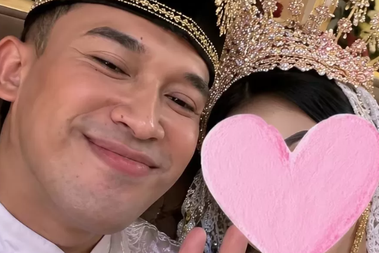 Anwar BAB Bagikan Foto di Pelaminan Bersama Seorang Wanita, Asli atau AI?